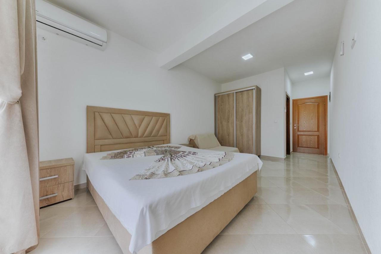 Sea Garden Apartments Добра Вода Екстер'єр фото