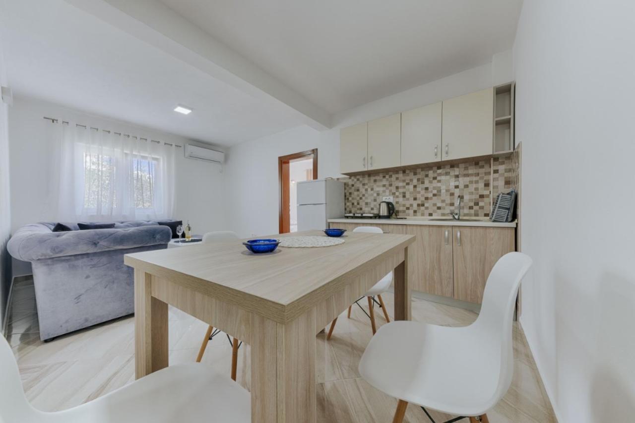 Sea Garden Apartments Добра Вода Екстер'єр фото